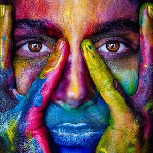 Cara de una mujer pintadas en varios colores