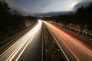 Restos luminosos que dejan los vehículos en una autovía por la noche al ser fotografíada a baja velocidad de obturación