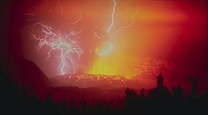 Fotografía de la erupción del volcan Galungung en 1982