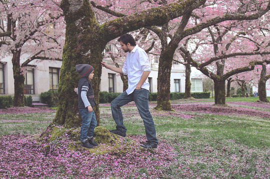 Padere frente a un hijo al pie de un árbol