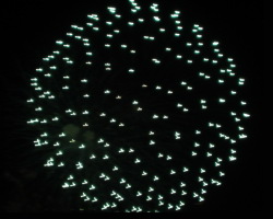 imagen del efecto luminoso tras la explosión de un cohete pirotécnico