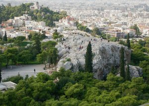 Imagen del Areópgago de Atenas desde la Acrópolis